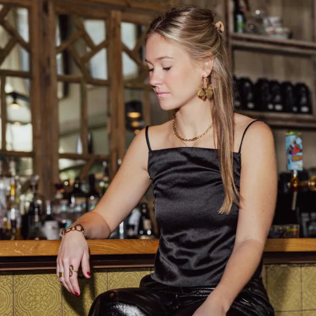 Fijne oorring met sierlijke bloem bladeren