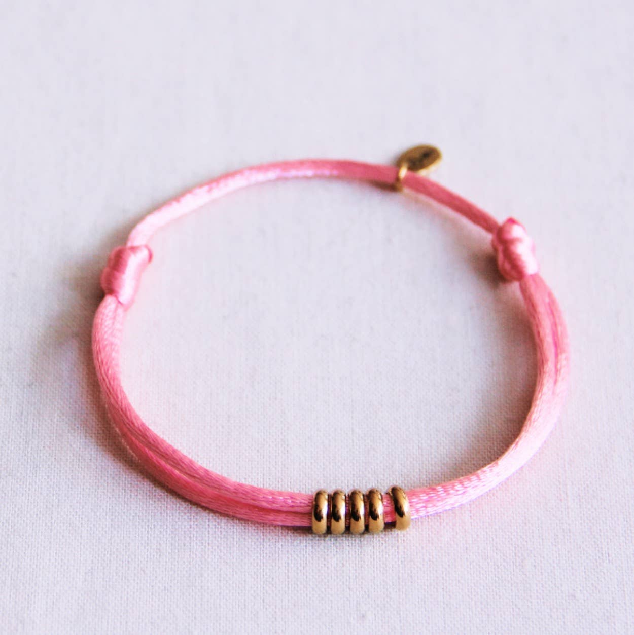 Satijnen armband met ringen — roze/goud