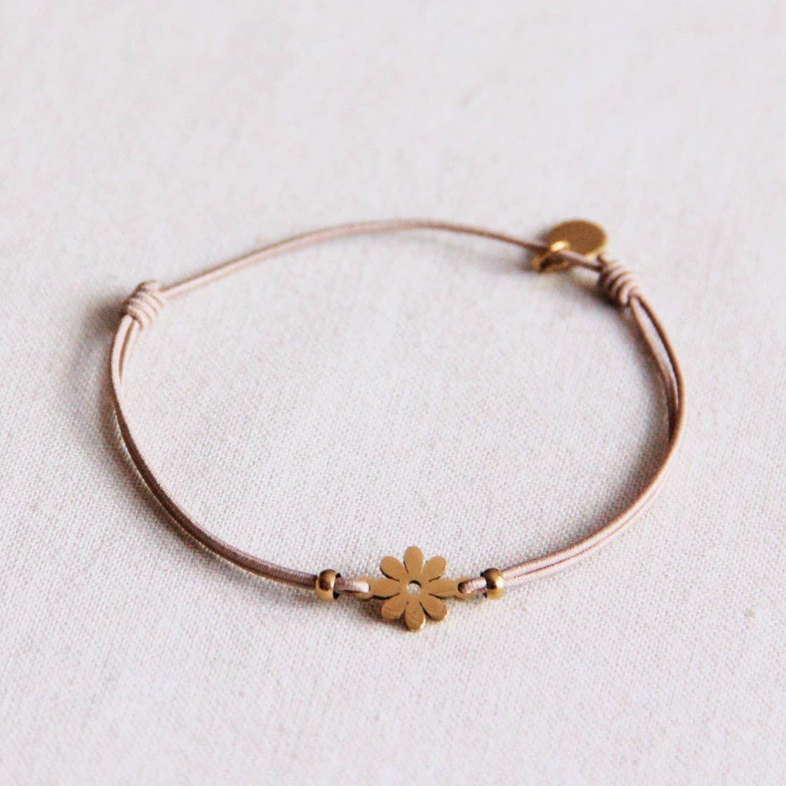 Elastische armband met madeliefjebloem — taupe/goud