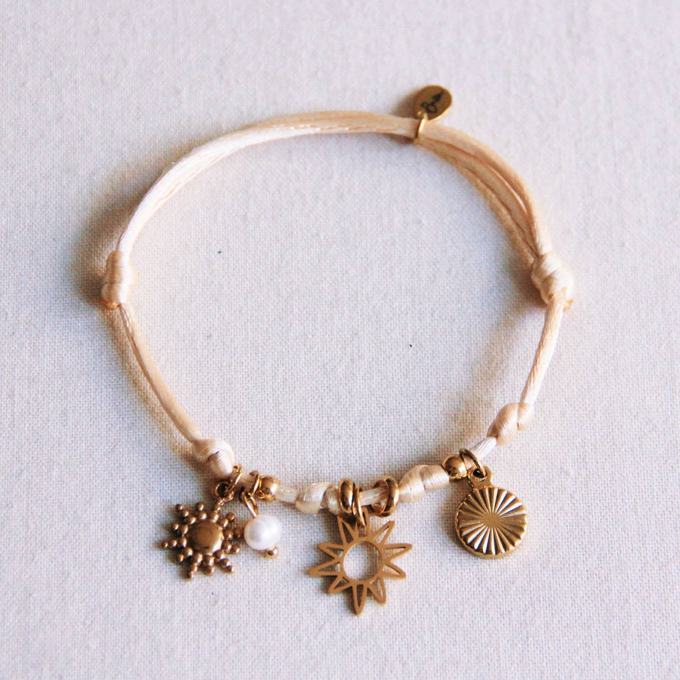Satijnen charme-armband met zon en mini-parel - zand