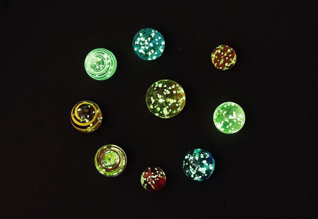 Knikkerset planeten glow in the dark - 8 stuks