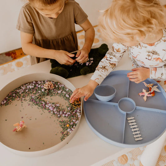 Kinderen die spelen met Jellystone Speeltray sensorische speelbak
