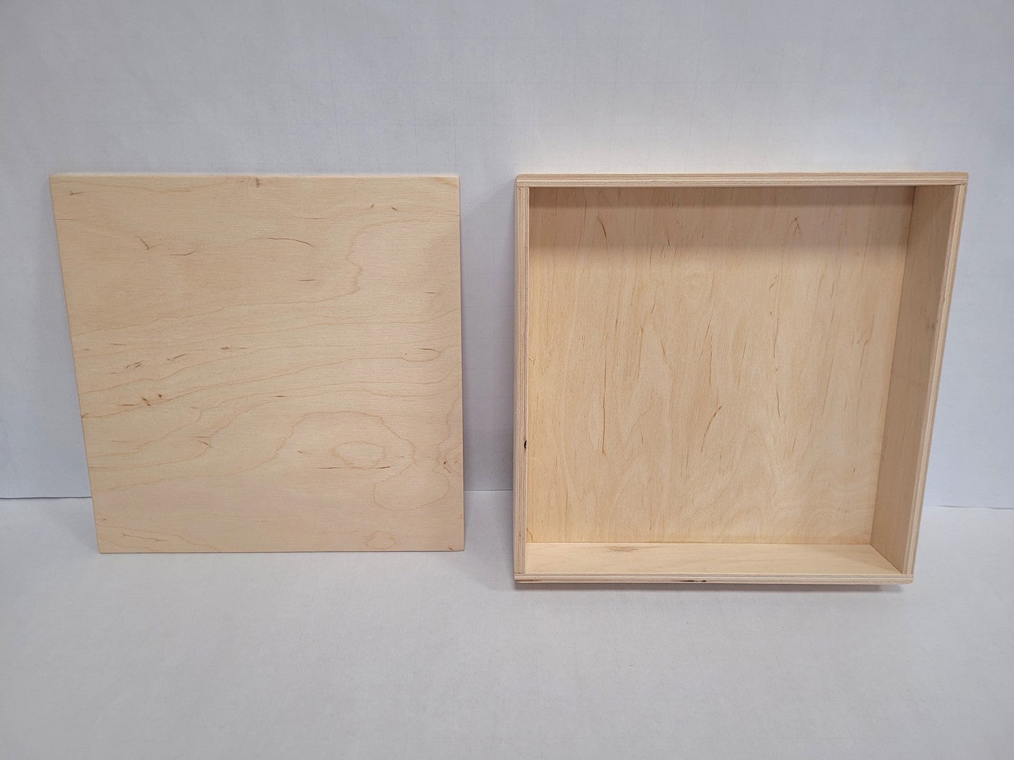 Kleine houten speelbak met deksel