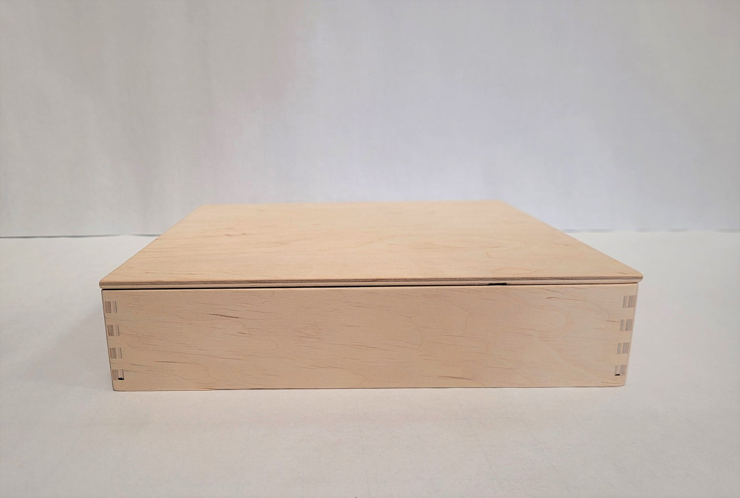 Kleine houten speelbak met deksel