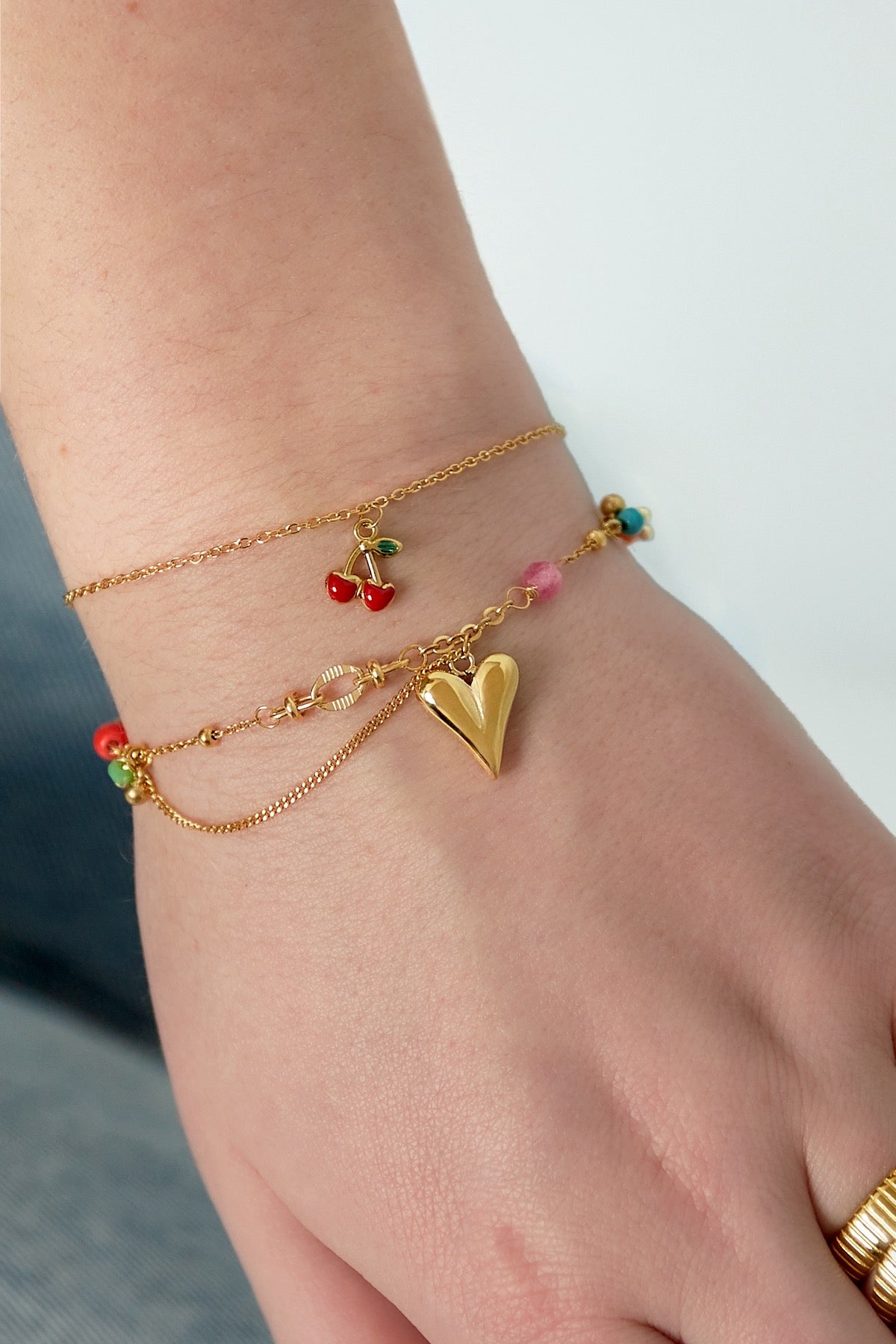 Cherry on Top – Goudkleurig Armbandje met Kersenbedel
