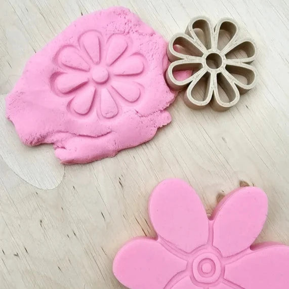 Roze speelzand met bloem uitsteker