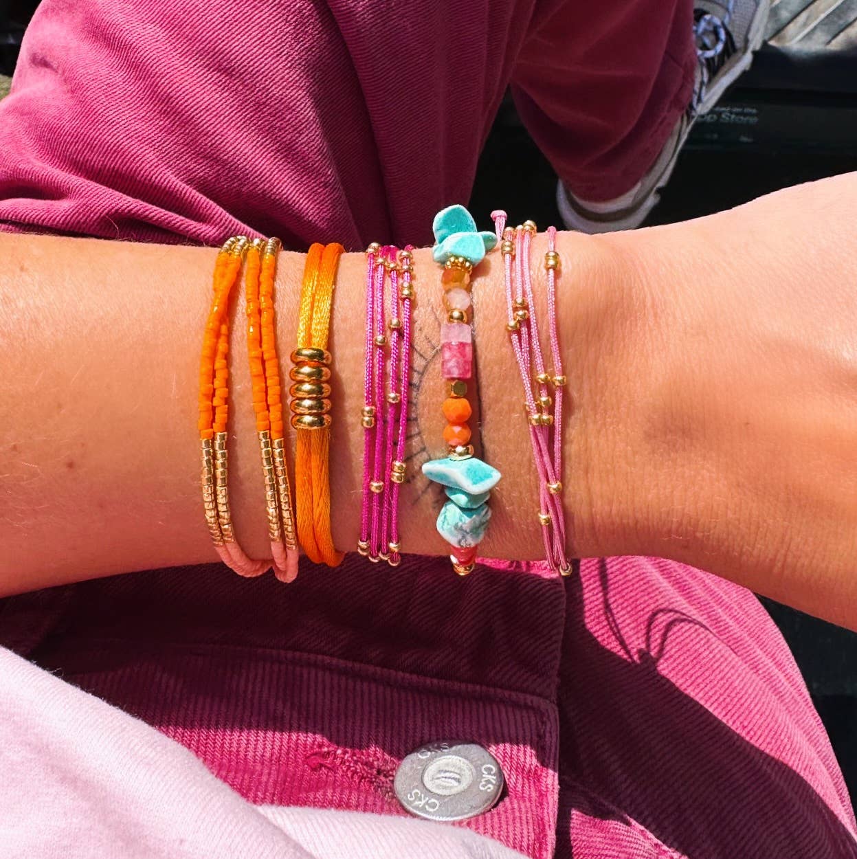 Elastische armband met open harten - fuchsia