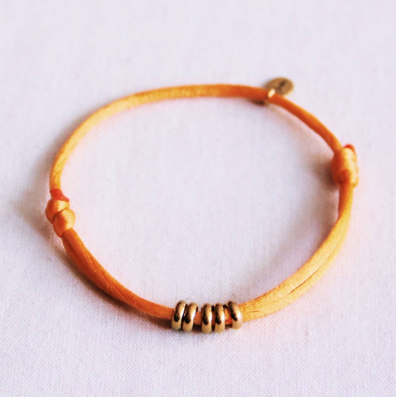 Satijnen armband met ringen — oranje/goud