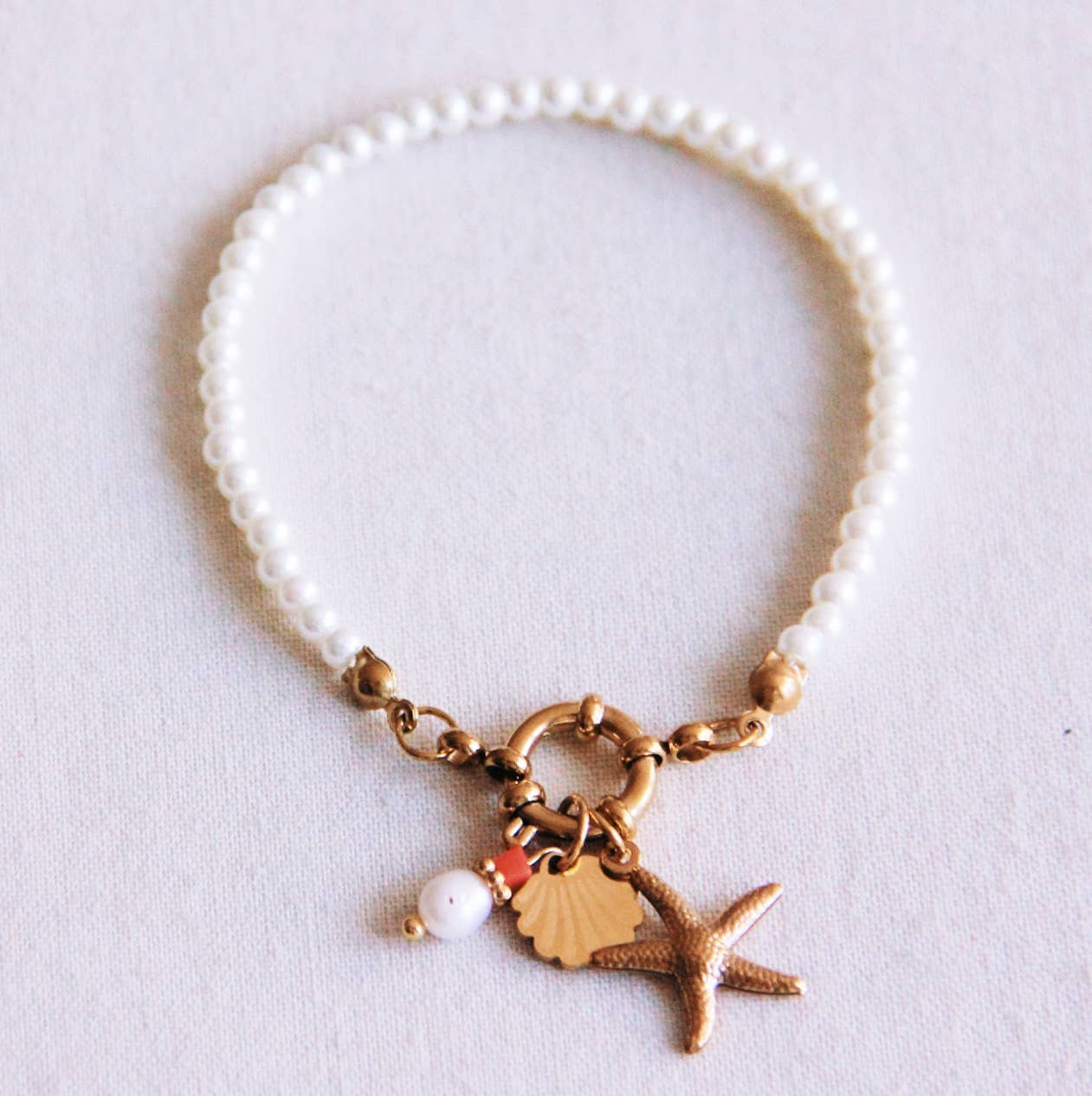 Parelarmband met zeester, schelp en parel