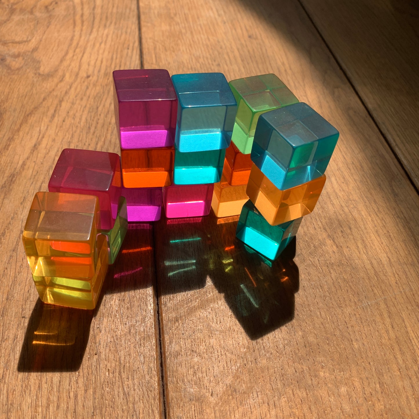 Bright Lucite blokjes in houten kistje