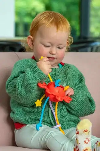 Kind gebruikt TickiT fidget speelgoed voor prikkelverwerking en concentratie